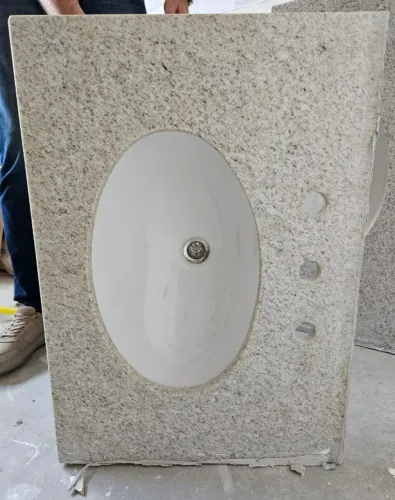Pia banheiro em granito branco Itaúnas + cuba Roca oval embutida + mão francesa instalada