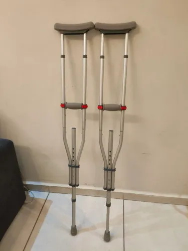 Muletas axilares 20 dias de uso, posso entregar