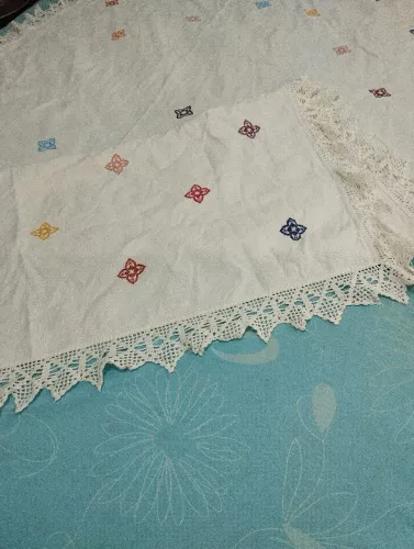 Toalha de mesa bordada a mão com bico(2,20/1,90)
