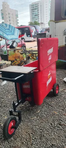 Carrinho de vende cocô e cerveja ou água