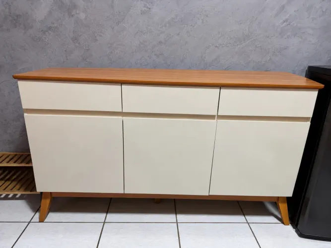 Aparador Buffet Moderno/Retro Off-White com Tampo de Madeira e Pés Palito