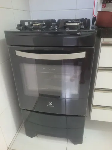 Fogão 4 Bocas Electrolux Preto com Mesa de Vidro e Porta Full Glass (USADO)