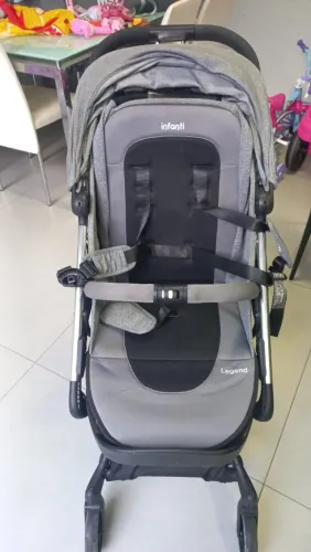 Carrinho de bebe da marca infanti com bebê conforto