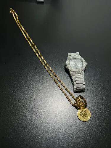 Colar,dedeira e relógio