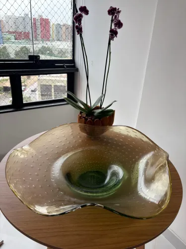 Centro de mesa Murano em vidro transparente verde-oliva orgânico e assimétrico