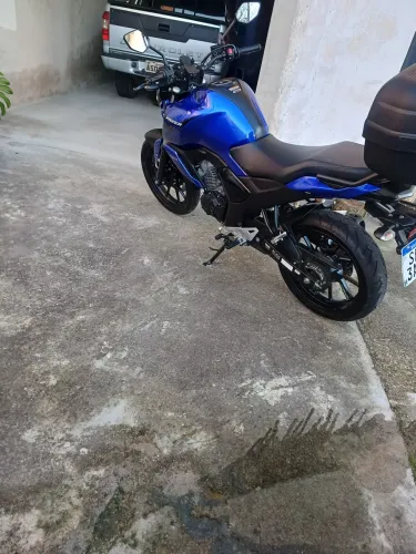 Moto semi-nova