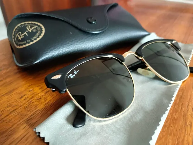 Óculos Ray-Ban - Clubmaster Clássico completo