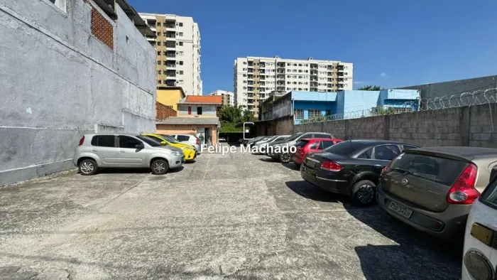 Garagem + Casa com 650m2 - Del Castilho