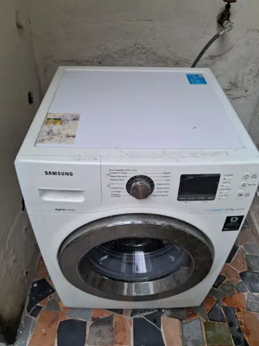 Maquina de lavar roupas 