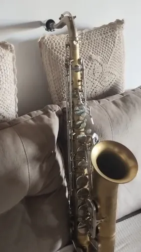 Vendo Sax Tenor marca GALASSO....... Ótimo estado de conservação........