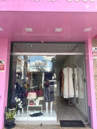 Loja de roupa , passo o ponto ( loja montada )
