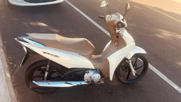 Honda Biz 125 - 2018 - Branco Pérola + Caramelo