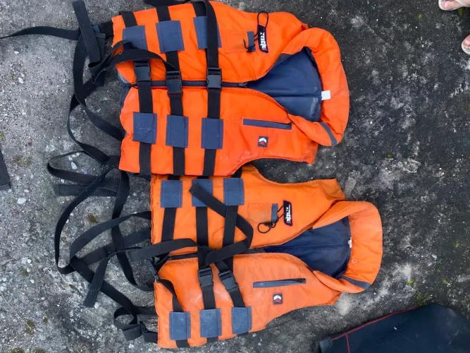 Vendo roupa de mergulho e coletes
