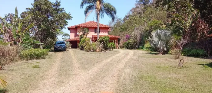 Sítio com 3 casas e 8 quartos | Ideal para eventos, pousada, negócio | 3.000m² - 500m da B