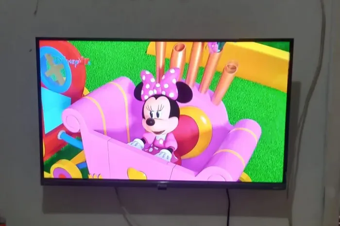 TV SMART 32 POLEGADAS EM PERFEITO ESTADO