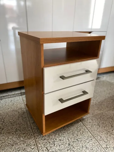 Mesa de Cabeceira Alta Valente Nova na Promoção 