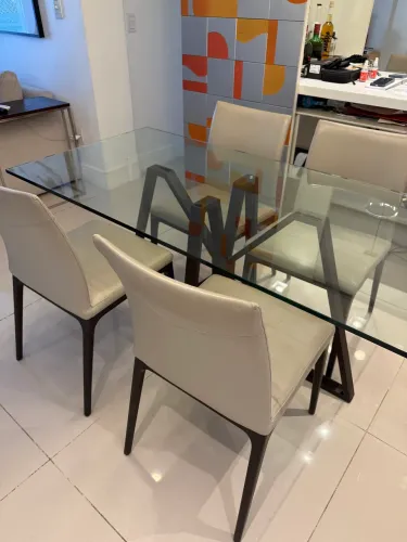 Mesa de jantar com tampa de vidro e 4 cadeiras de couro - Artefacto