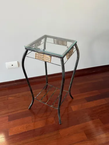 Mesinha de Canto em Ferro e Vidro com Detalhe em Junco