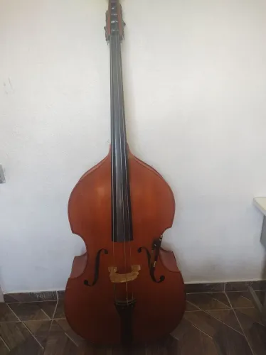 Vendo contrabaixo acústico, usado, marca Michael, 4/4. Acompanha capa e arco francês.