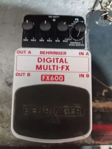 Pedal Multi Efeito Behringer Digital Multi-fx FX-6 pra guitarra e baixo