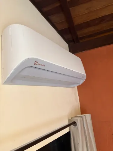 Ar-Condicionado Split Inverter Electrolux 9.000 BTUs - Wi-Fi & Voz (Apenas 1 Ano de Uso)