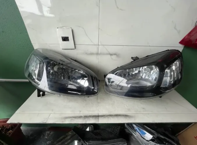 Par De Farol Do Uno 2015/21 Fiorino 2022/25 Mascara Negra (Original Recuperado)