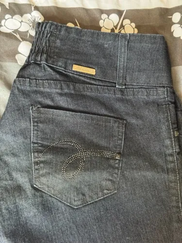 Calça comprida feminina, jeans, na cor azul, marca Sawari, tamanho G