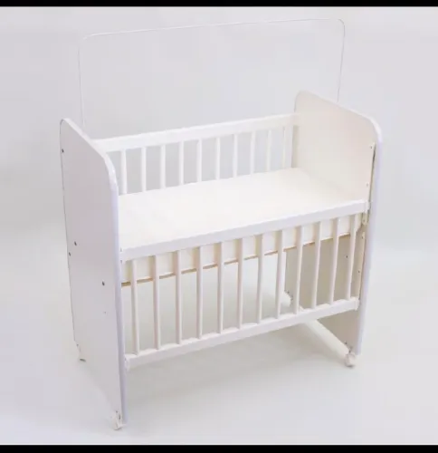 Vendo mini berço, brinde 3 Lençóis 100 algodão e 1 mosqueteiro branco.
