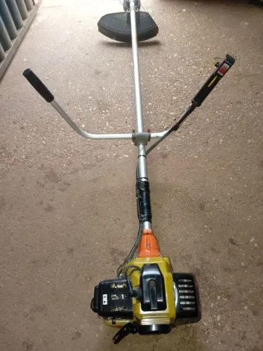 Vendo uma rocadeira buffalo 52 cilindrada muito boa pra trabalho pesado