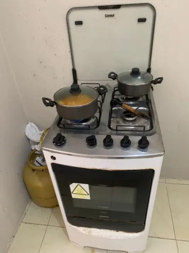 Fogao da consul. Todo bom fucionando tudo as 4 bocas e o forno exelente