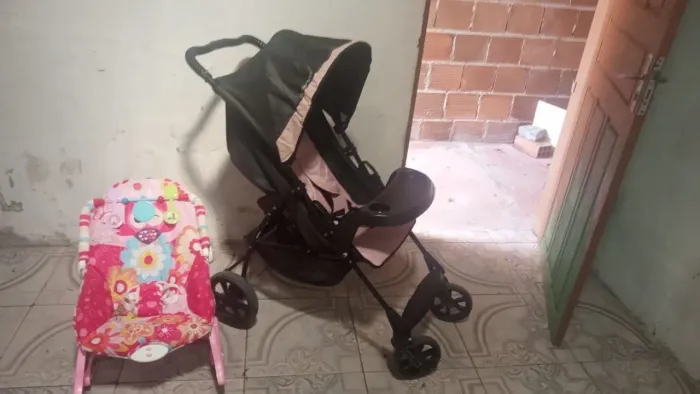 Vendo carrinho de bebê e cadeirinha vibra e toca música