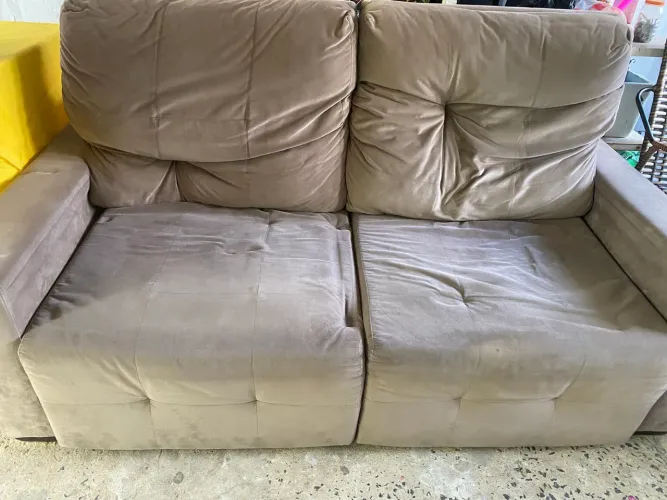 Vendo um sofá retrátil de 2 lugares sem detalhes não entrego 