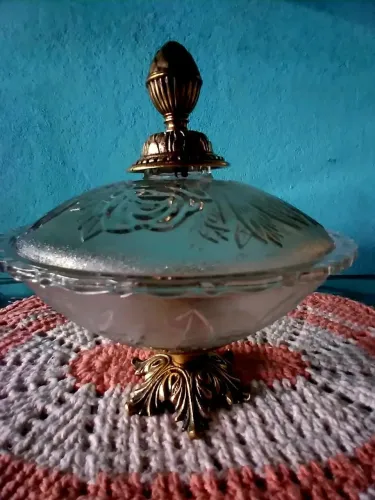 Bomboniere antigo com pé de bronze 