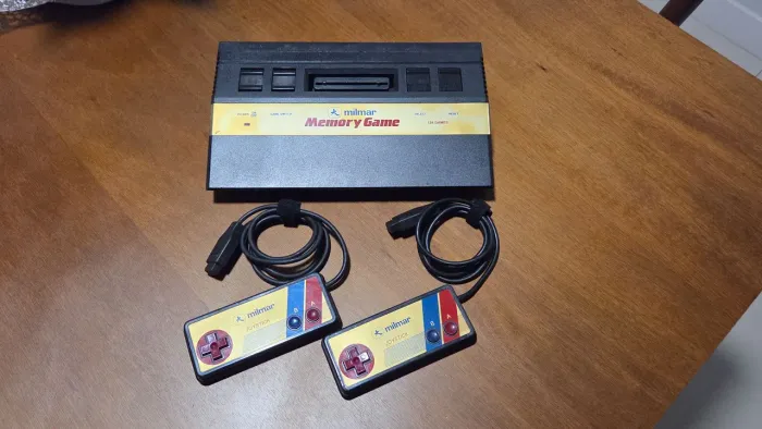 Videogame Milmar com dois controles em excelente estado 