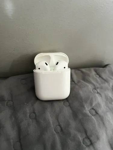 Aipods Apple Original 2ª geração com a bateria um pouco fraca. (2 capinhas de brinde)