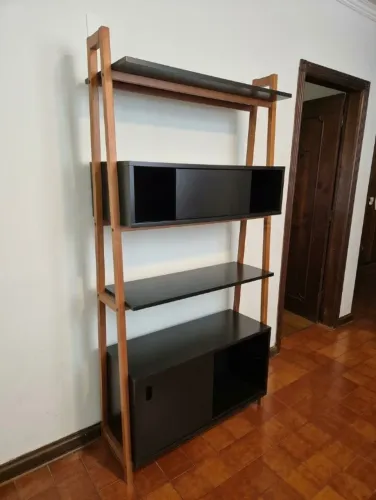 Estante Tok&Stok madeira e preto, portas de correr e nichos