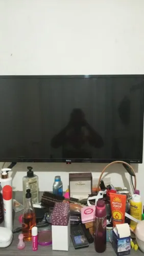 Vendo tv 32 polegadas em perfeito estado! Ela está com uma linha do lado , funcionando