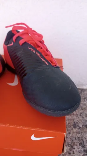 Chuteira Society Nike Phantom Venom Club TF - Preto+Vermelho