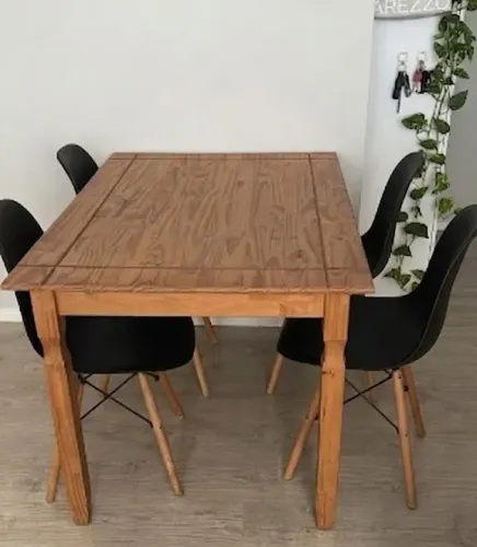 Mesa de Madeira Maciça + 4 Cadeiras Eames