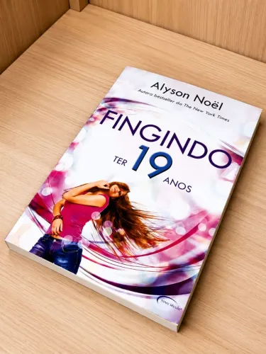 Livro: Fingindo ter 19 anos