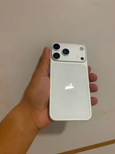 iPhone XR transformado no 17 pro Max