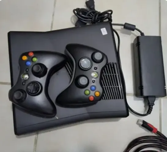 Vendo XBOX360/ 2 CONTROLES/ 500gb/ 13 JOGOS INSTALADOS