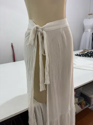 Saida de praia off white com fenda