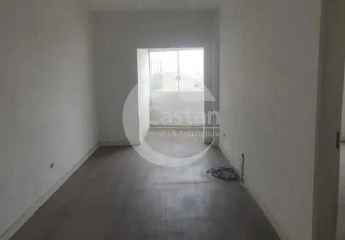 sala comercial com cozinha e banheiro