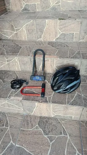 Acessórios para bicicleta: Capacete e Travas