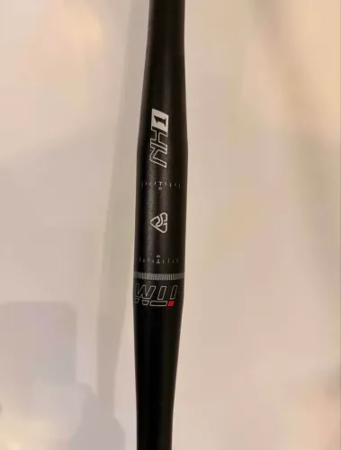 Guidão de bicicleta - ITM Largura: 700 mm /Modelo: ITM NH1 flat Diâmetro: 31.8 mm