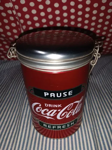 Lata 'Pause Drink Coca-Cola Refresh' com trava hermética - Produto Oficial Licenciado