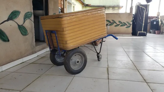 Carrinho de carga 3 rodas reforçado + caixa de isopor 100 litros