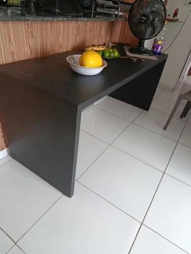 Mesa para escritório medindo 60X1,60 em bom estado de conservação,de madeira.