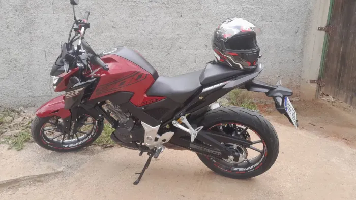 Cb300f 2025 com apenas 5.300 km